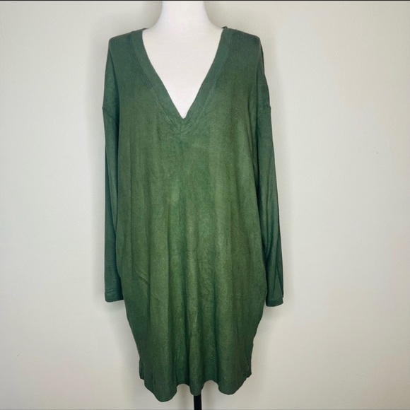 Socialite Dresses & Skirts - Socialite V-Neck Sweater dress